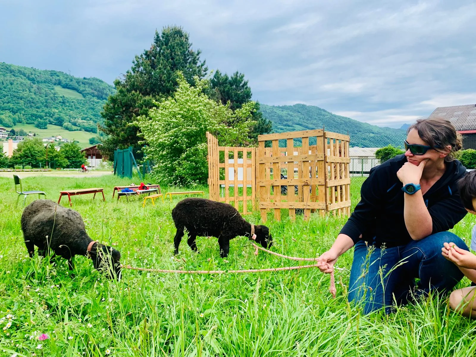 Portrait de Camille Daldosso, fondatrice de Plumes Poils & Compagnie, avec ses animaux